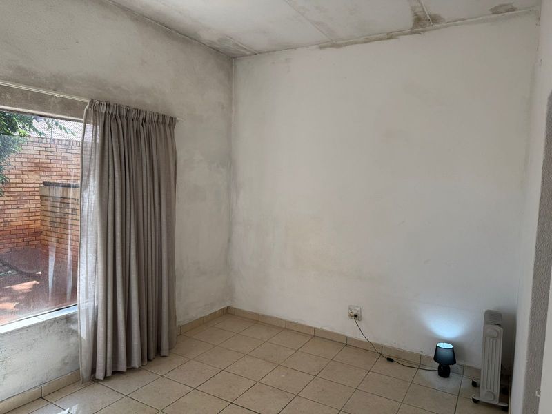 2 bedroom apartment in Florida, Roodepoort  perfect for first time buyers or investors - Photo 4