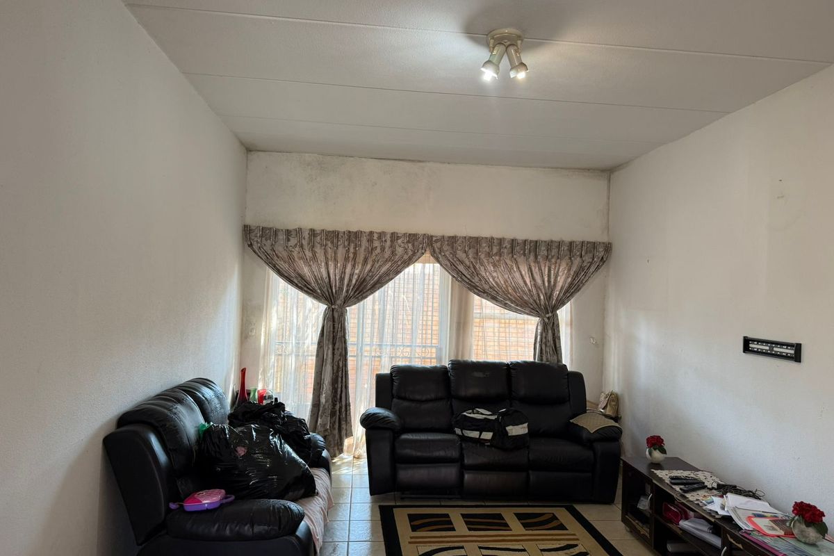 2 bedroom apartment in Florida, Roodepoort  perfect for first time buyers or investors - Photo 3