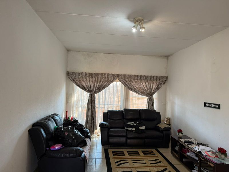 2 bedroom apartment in Florida, Roodepoort  perfect for first time buyers or investors - Photo 3