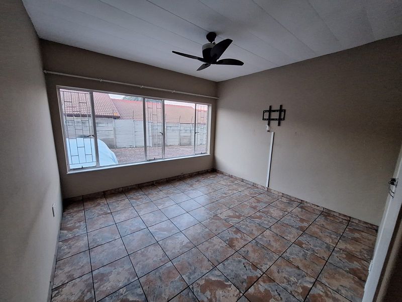 Don't miss out on this opportunity to call this lovely 2 Bed, 1 Bath property your new HOME! - Photo 7