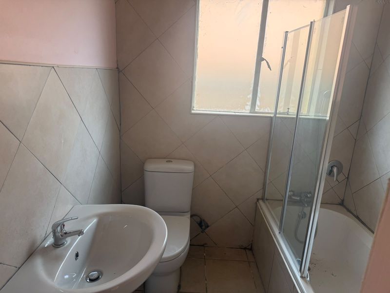 Neat and Tidy 2 bedroom, 1 bathroom home - Photo 5