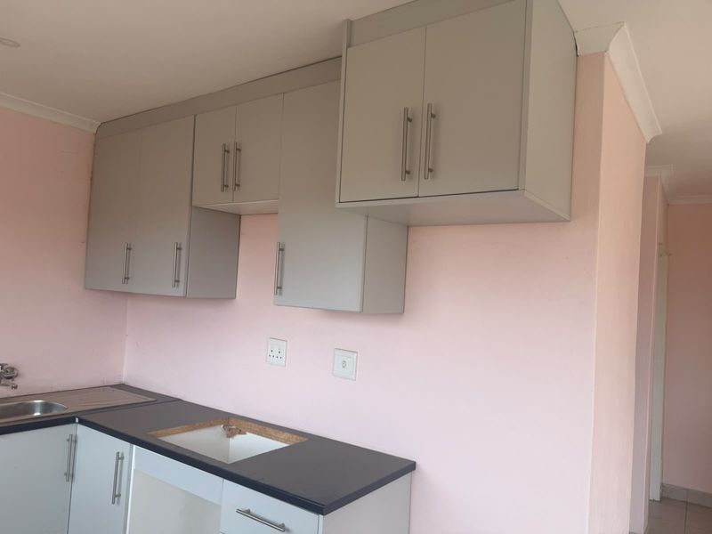Neat and Tidy 2 bedroom, 1 bathroom home - Photo 7