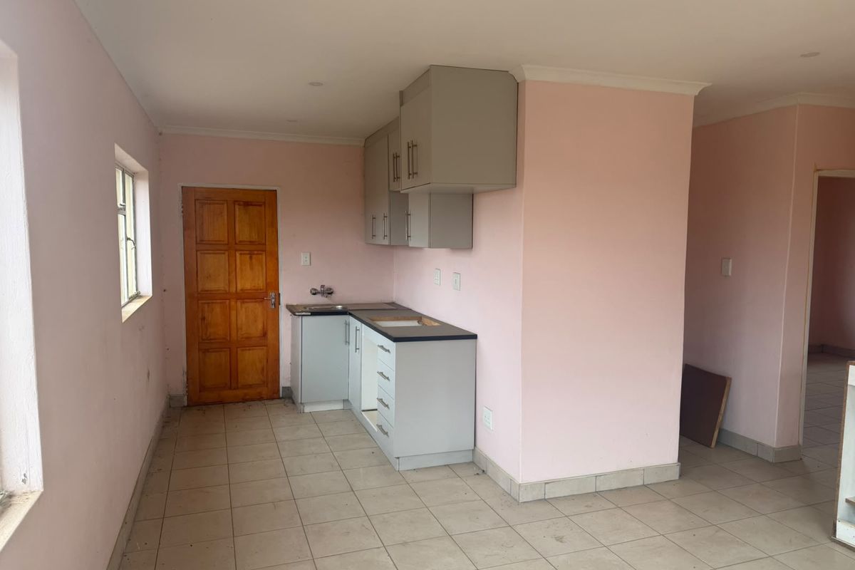 Neat and Tidy 2 bedroom, 1 bathroom home - Photo 2