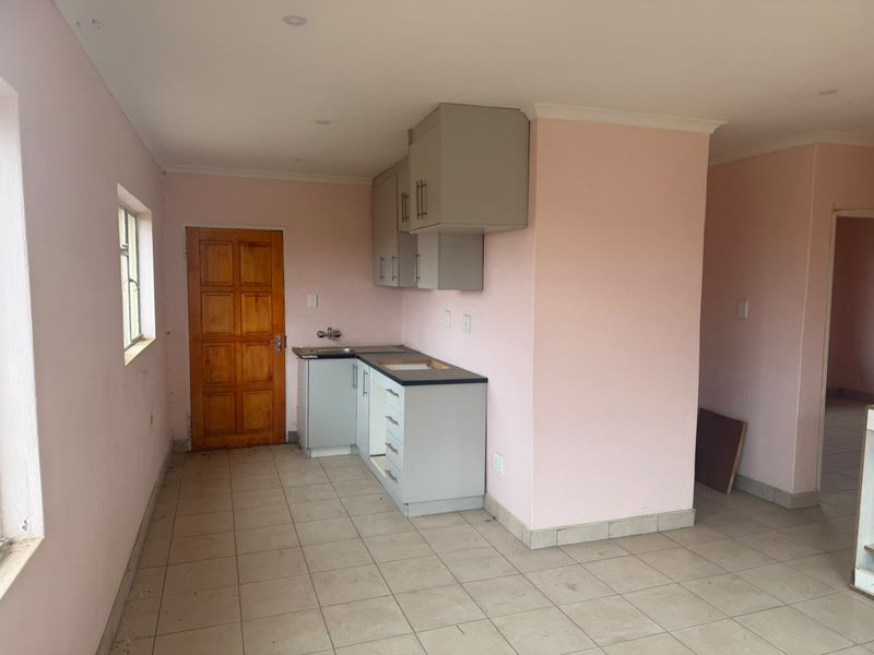 Neat and Tidy 2 bedroom, 1 bathroom home - Photo 2