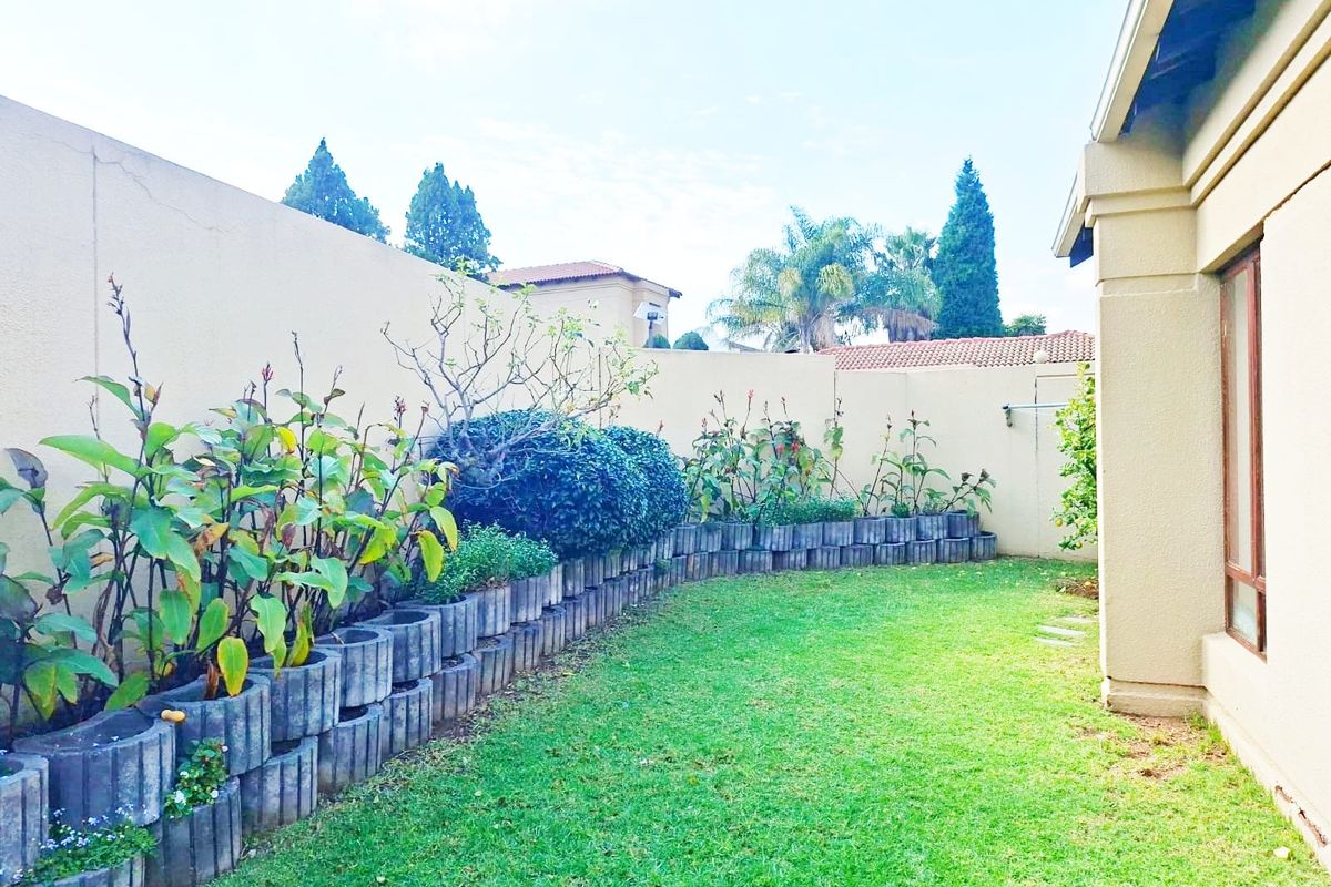 Immaculate 3-Bedroom Cluster | Home Office | Double Garage | Private Garden - Photo 3