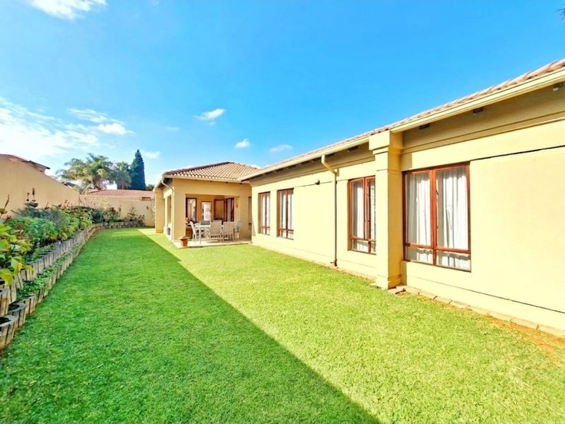 Immaculate 3-Bedroom Cluster | Home Office | Double Garage | Private Garden - Photo 1