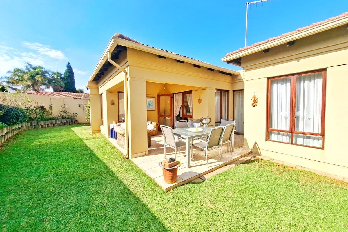 Immaculate 3-Bedroom Cluster | Home Office | Double Garage | Private Garden - Photo 2