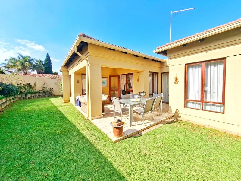 Immaculate 3-Bedroom Cluster | Home Office | Double Garage | Private Garden - Photo 2
