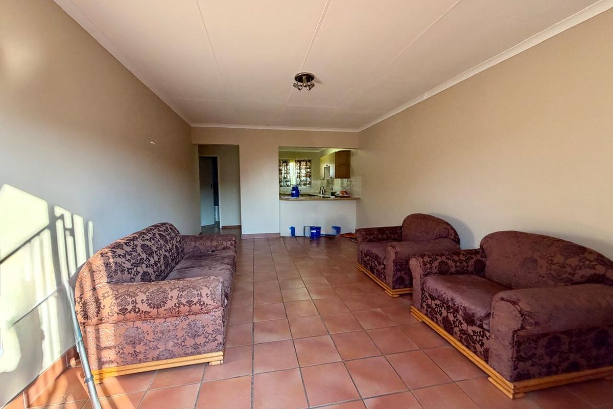 Secure 2-Bedroom Townhouse with communal pool in sought after Eldoraigne - Photo 4