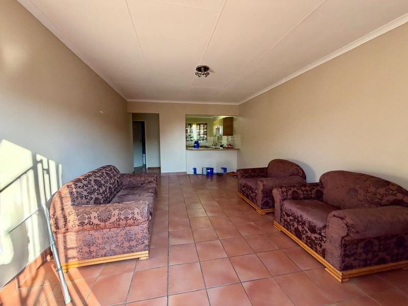 Secure 2-Bedroom Townhouse with communal pool in sought after Eldoraigne - Photo 4