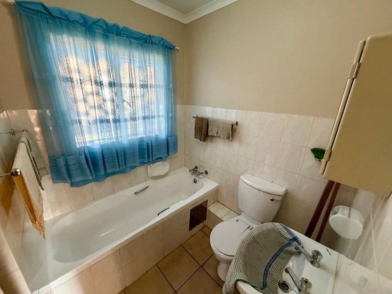 Secure 2-Bedroom Townhouse with communal pool in sought after Eldoraigne - Photo 9