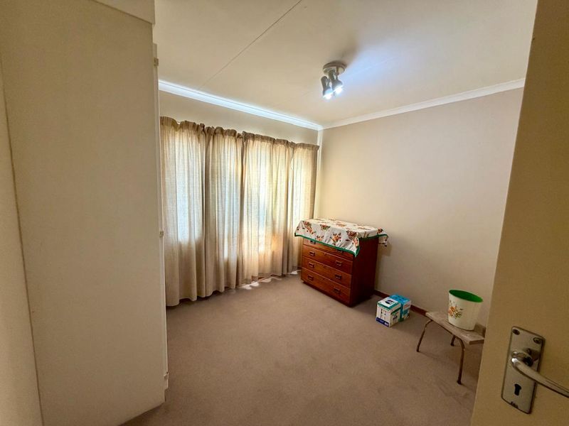 Secure 2-Bedroom Townhouse with communal pool in sought after Eldoraigne - Photo 8