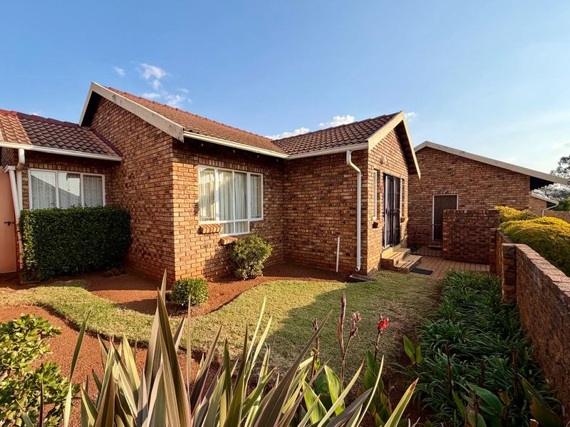 Secure 2-Bedroom Townhouse with communal pool in sought after Eldoraigne - Photo 1