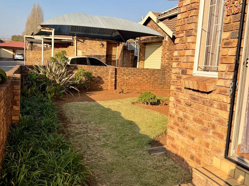 Secure 2-Bedroom Townhouse with communal pool in sought after Eldoraigne - Photo 10