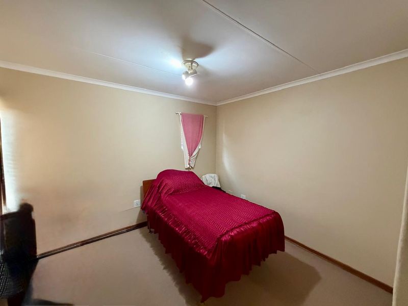 Secure 2-Bedroom Townhouse with communal pool in sought after Eldoraigne - Photo 7