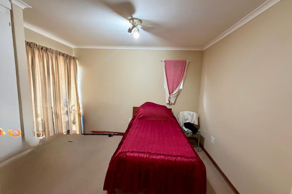Secure 2-Bedroom Townhouse with communal pool in sought after Eldoraigne - Photo 5