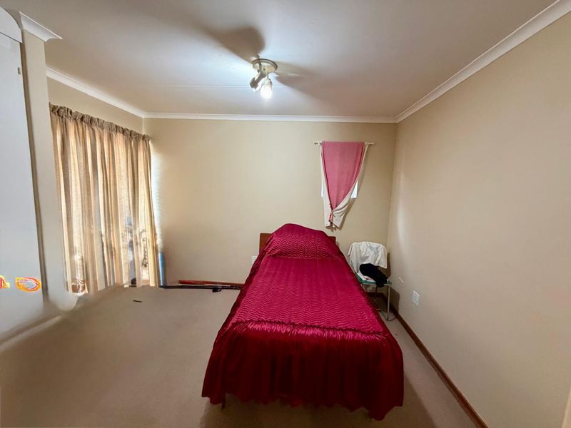 Secure 2-Bedroom Townhouse with communal pool in sought after Eldoraigne - Photo 5