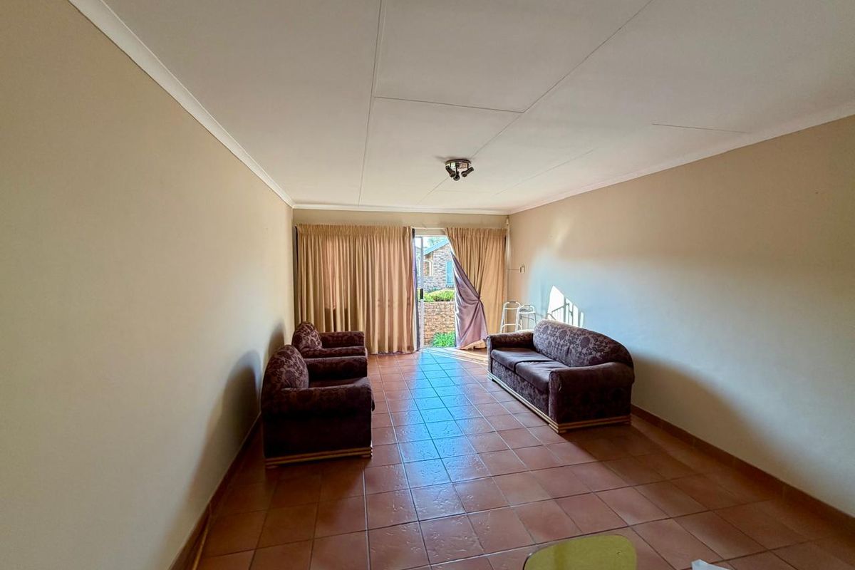 Secure 2-Bedroom Townhouse with communal pool in sought after Eldoraigne - Photo 2