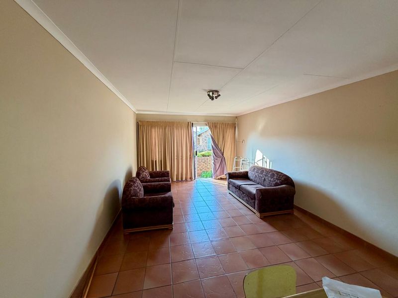 Secure 2-Bedroom Townhouse with communal pool in sought after Eldoraigne - Photo 2