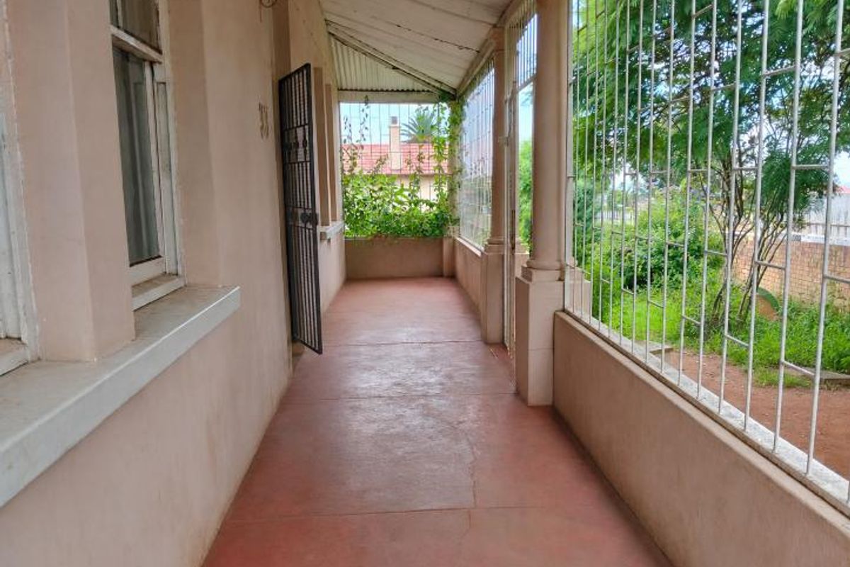 THREE BEDROOMS HOUSE WITH A GREAT POTENTIAL FOR SALE IN TOWNSVIEW - Photo 3