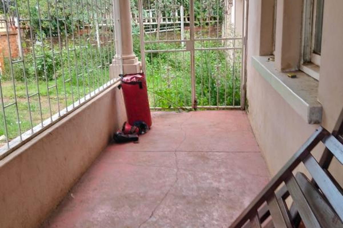 THREE BEDROOMS HOUSE WITH A GREAT POTENTIAL FOR SALE IN TOWNSVIEW - Photo 4