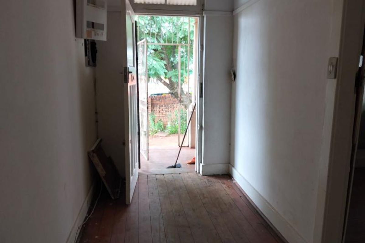THREE BEDROOMS HOUSE WITH A GREAT POTENTIAL FOR SALE IN TOWNSVIEW - Photo 5