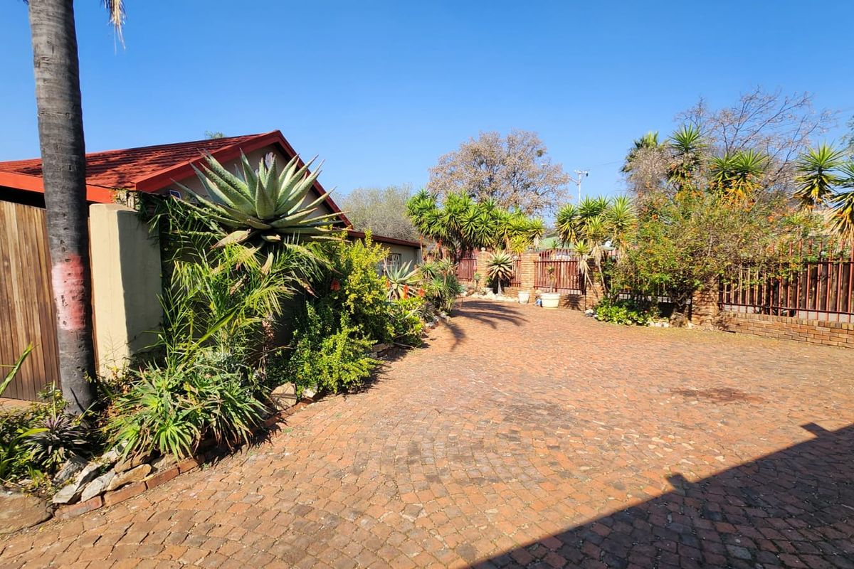 Charming 4 Bedroom House with Flatlet. - Photo 3