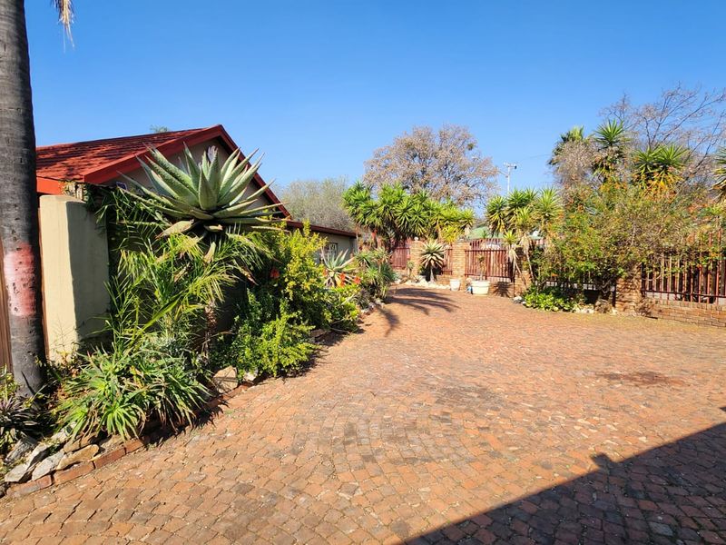 Charming 4 Bedroom House with Flatlet. - Photo 3