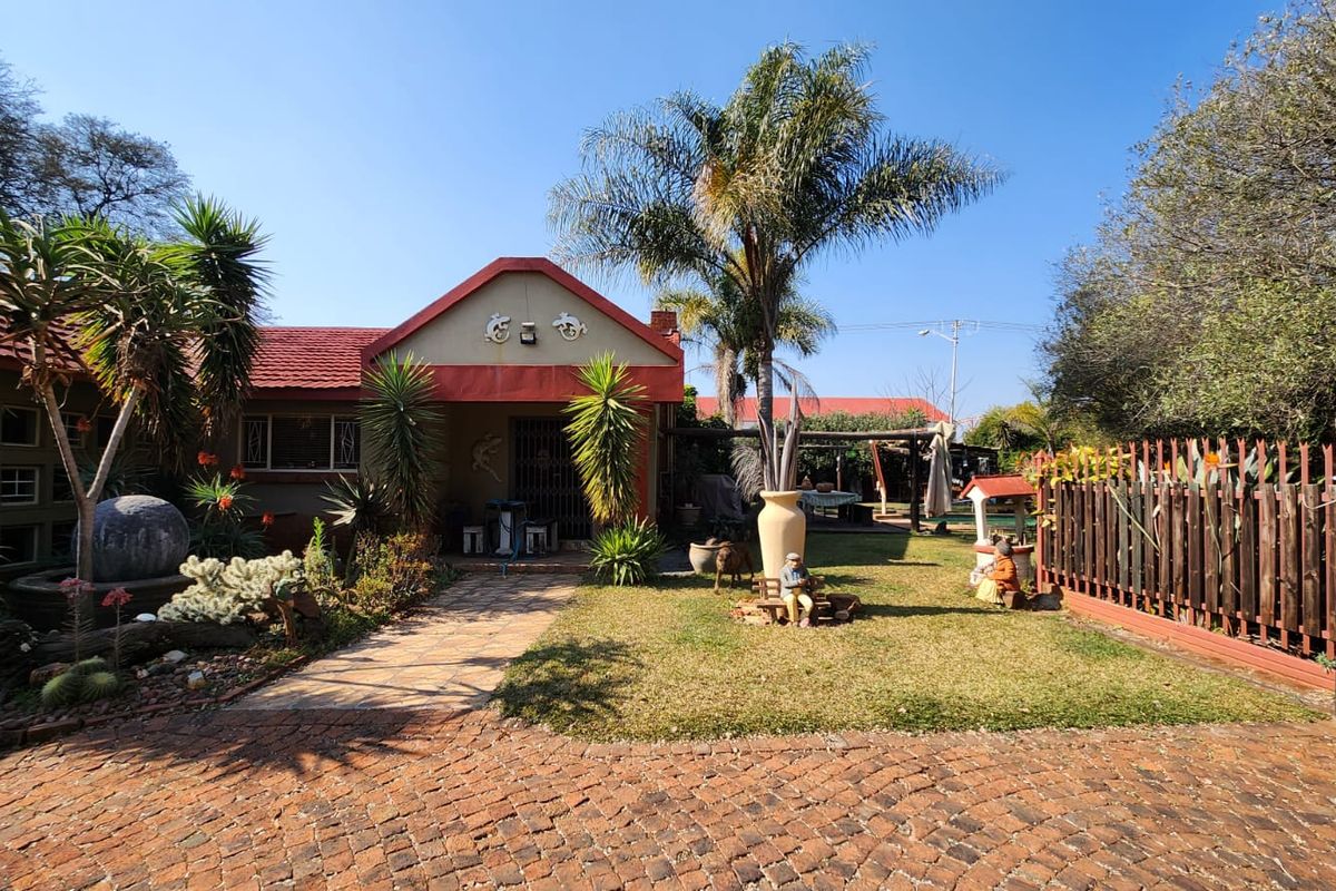 Charming 4 Bedroom House with Flatlet. - Photo 2