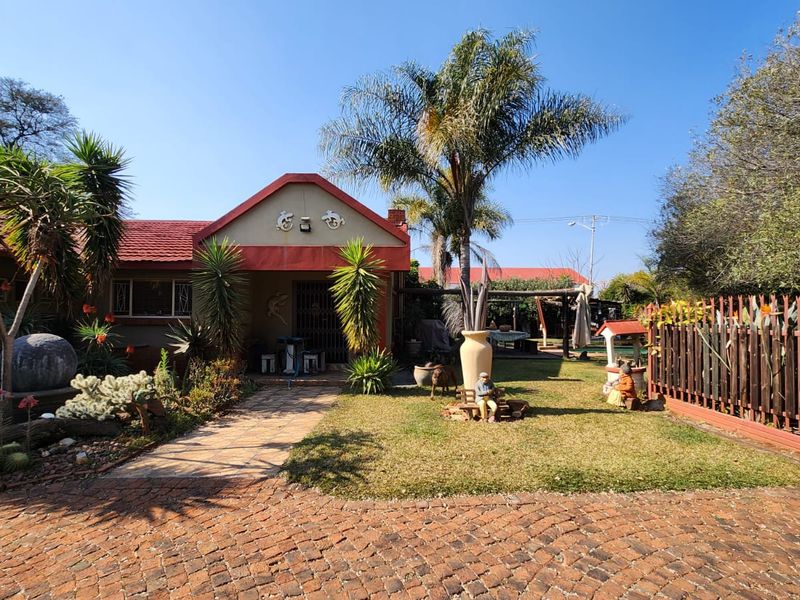 Charming 4 Bedroom House with Flatlet. - Photo 2