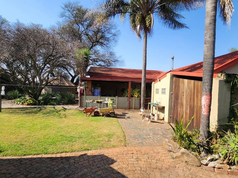 Charming 4 Bedroom House with Flatlet. - Photo 10