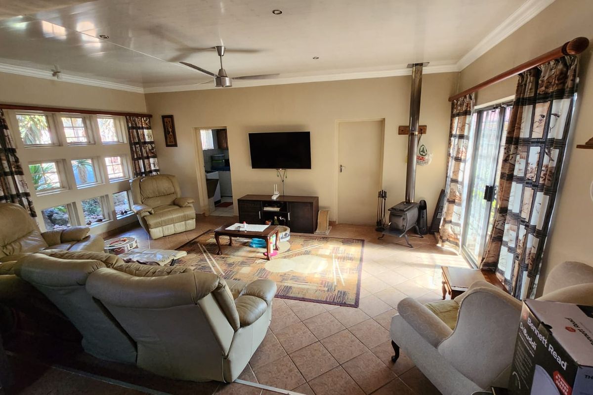 Charming 4 Bedroom House with Flatlet. - Photo 5