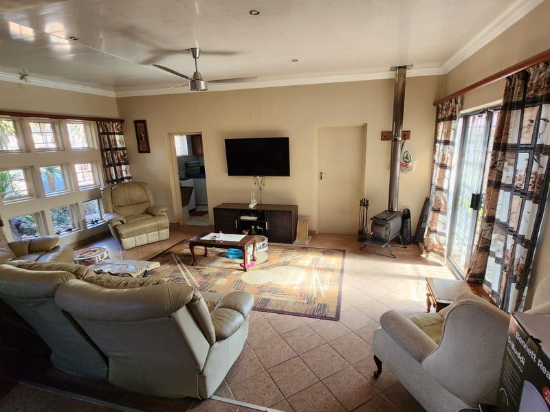 Charming 4 Bedroom House with Flatlet. - Photo 5