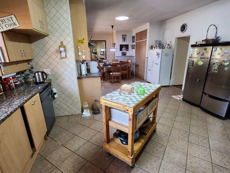 Charming 4 Bedroom House with Flatlet. - Photo 7
