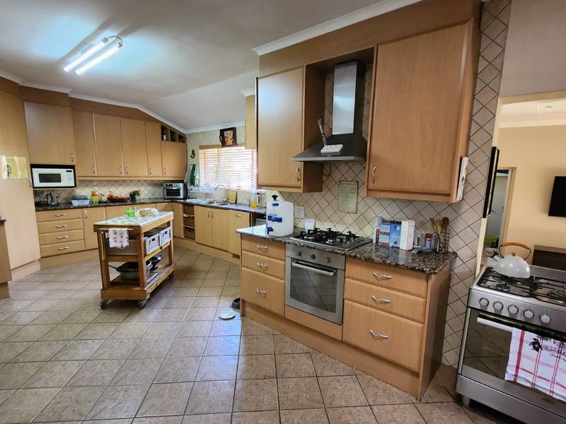 Charming 4 Bedroom House with Flatlet. - Photo 6