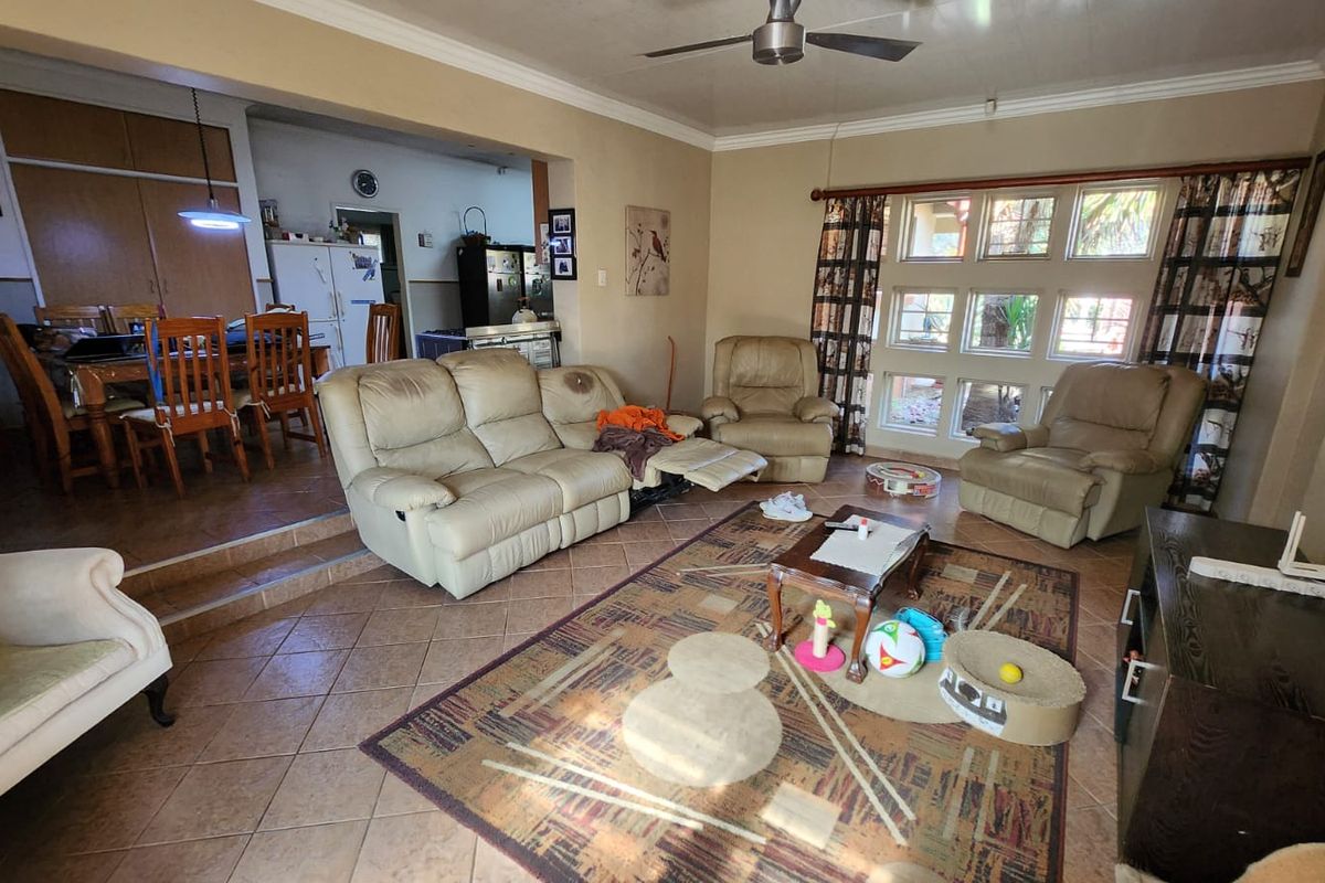 Charming 4 Bedroom House with Flatlet. - Photo 4