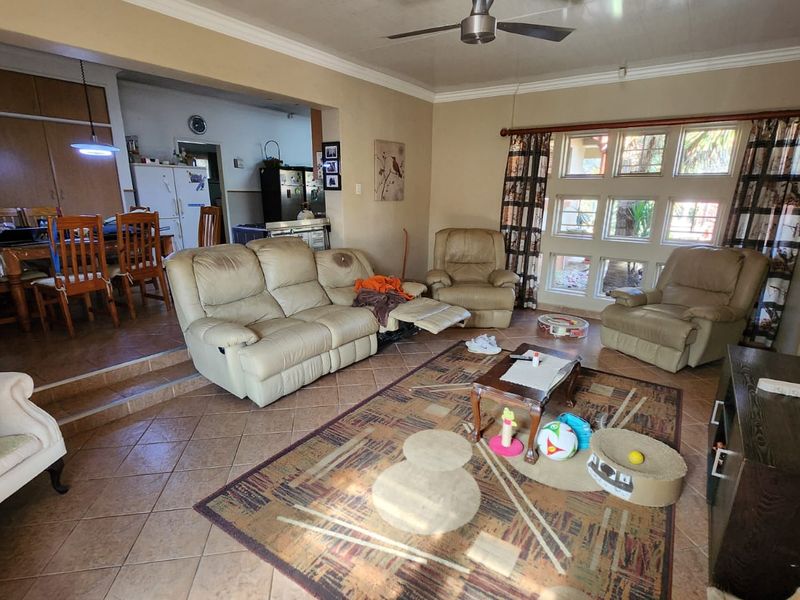 Charming 4 Bedroom House with Flatlet. - Photo 4
