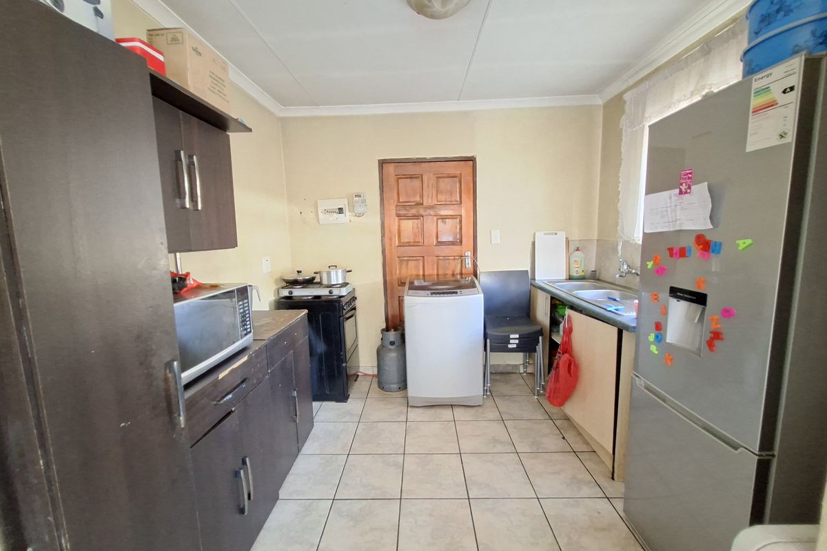 5 Bedroom House For Sale in Olievenhoutbosch ext 36 - Photo 4