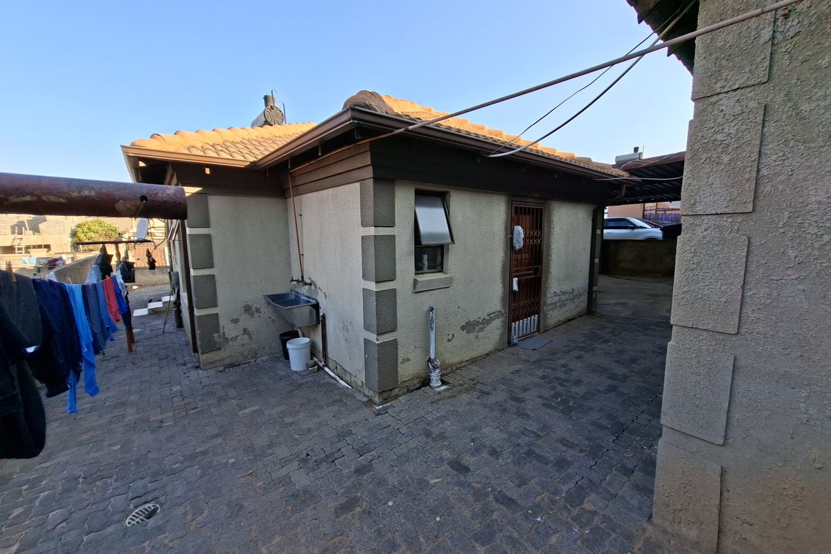 5 Bedroom House For Sale in Olievenhoutbosch ext 36 - Photo 2