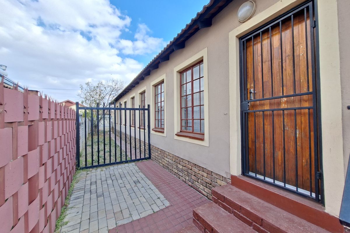 Modern 3 Bedroom Family Home For Sale in Olievenhoutbosch - Photo 5