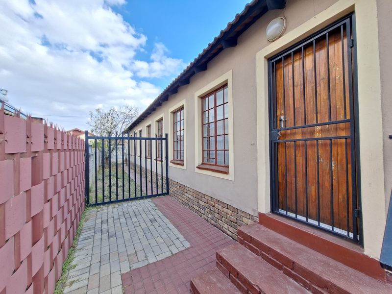 Modern 3 Bedroom Family Home For Sale in Olievenhoutbosch - Photo 5