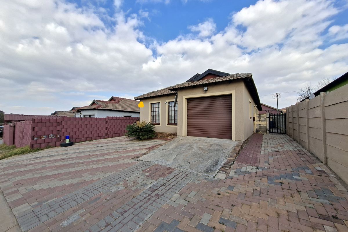 Modern 3 Bedroom Family Home For Sale in Olievenhoutbosch - Photo 2
