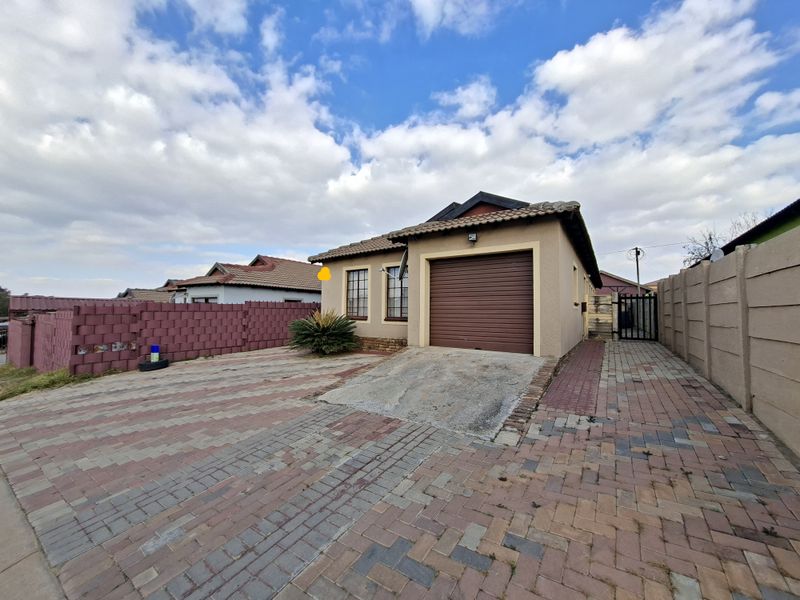 Modern 3 Bedroom Family Home For Sale in Olievenhoutbosch - Photo 2
