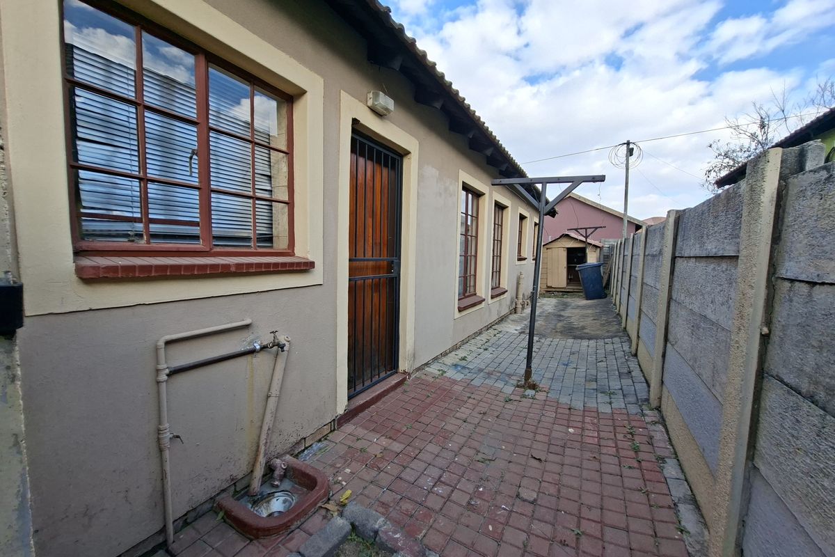 Modern 3 Bedroom Family Home For Sale in Olievenhoutbosch - Photo 3