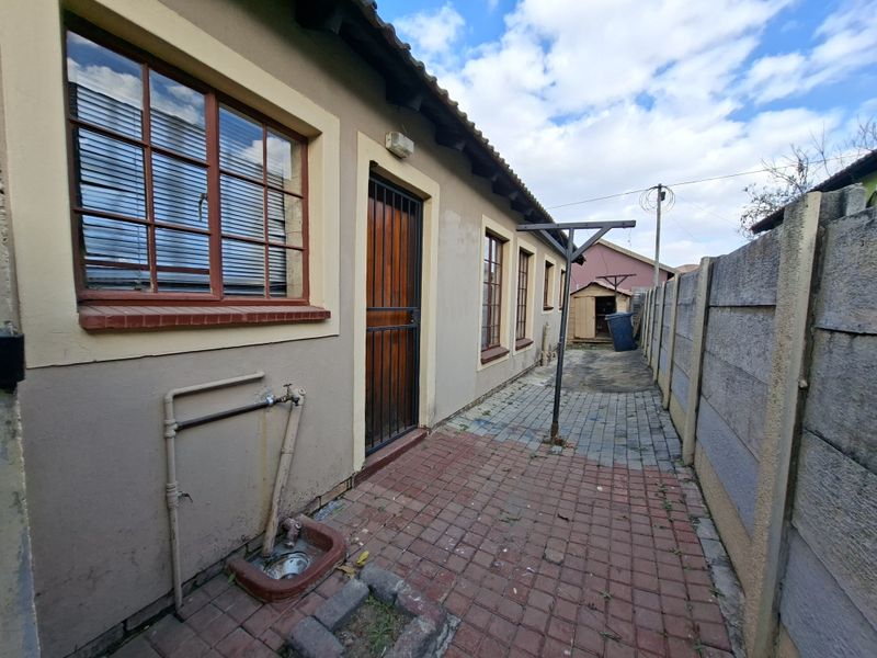 Modern 3 Bedroom Family Home For Sale in Olievenhoutbosch - Photo 3