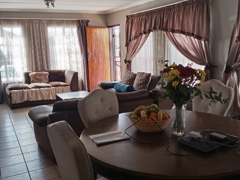 Modern 3 Bedroom Family Home For Sale in Olievenhoutbosch - Photo 9