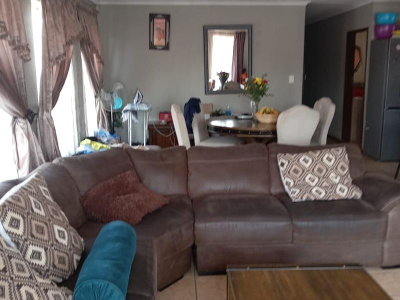 Modern 3 Bedroom Family Home For Sale in Olievenhoutbosch - Photo 8
