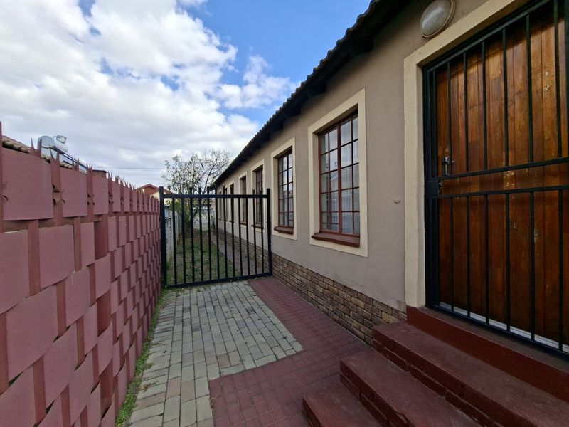 Modern 3 Bedroom Family Home For Sale in Olievenhoutbosch - Photo 6