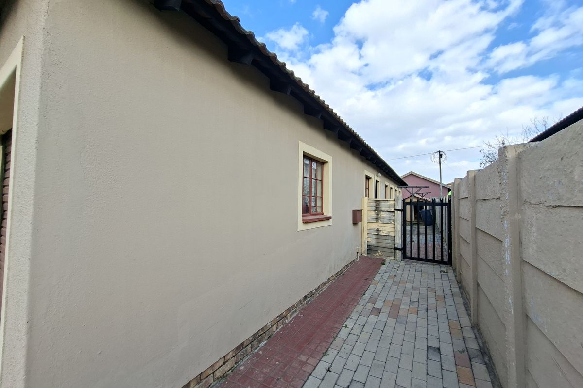 Modern 3 Bedroom Family Home For Sale in Olievenhoutbosch - Photo 4