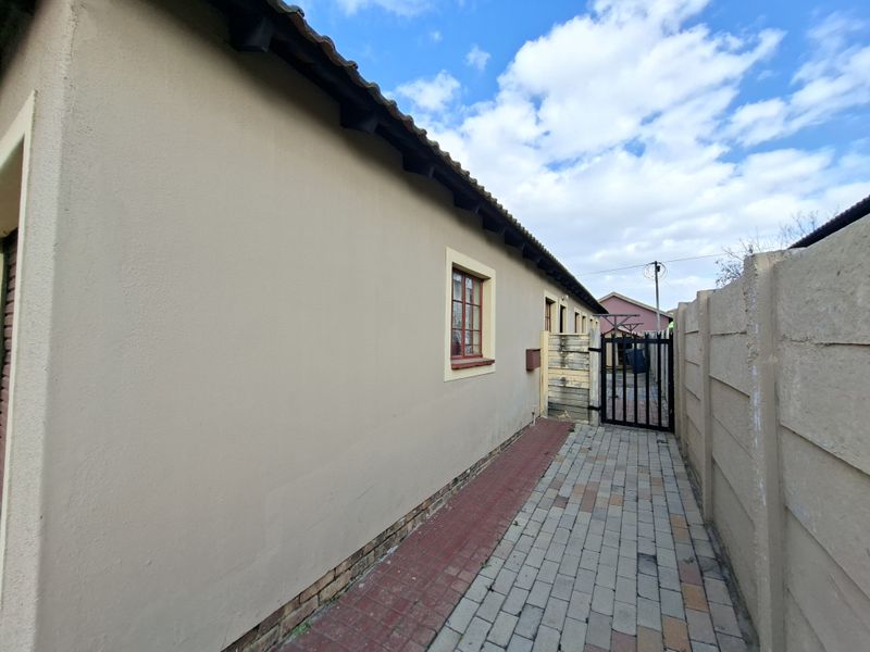 Modern 3 Bedroom Family Home For Sale in Olievenhoutbosch - Photo 4